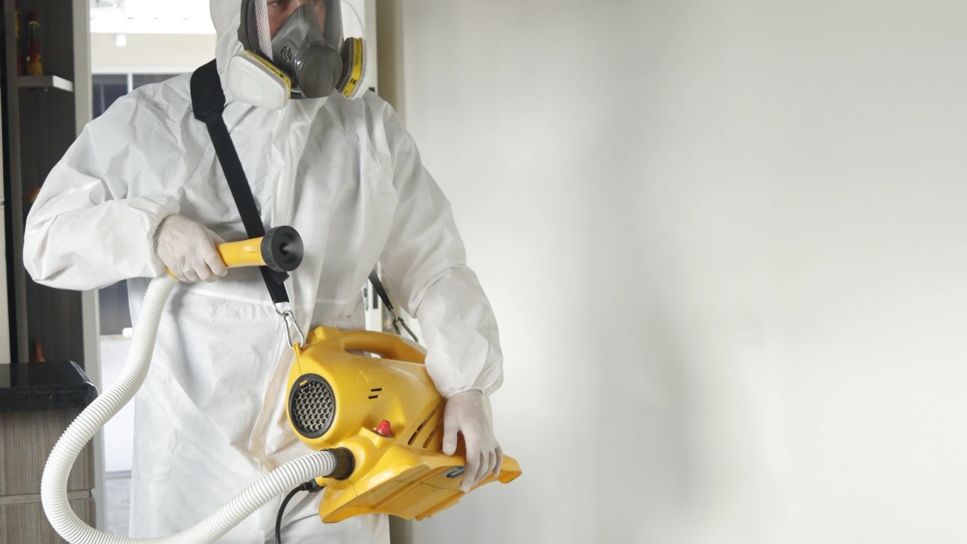 Técnico da Nobre Dedetizadora aplicando produto com nebulizador em ambiente interno - dedetização residencial e comercial no Planalto Norte Catarinense e Sul do Paraná